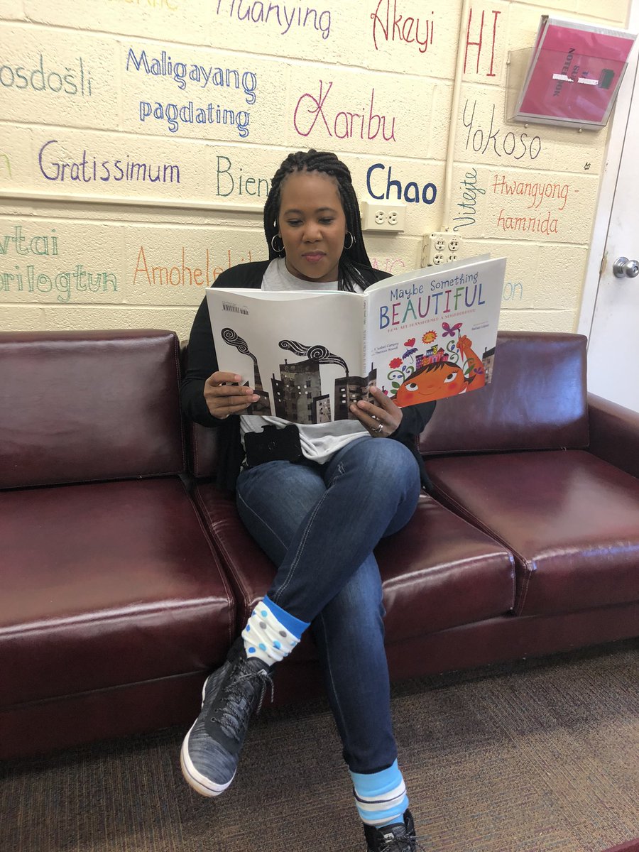 SumnerSeahawks's tweet photo. As part of Read Across America week we dropped everything and read! #readtosoar https://t.co/RNa6blCEMP