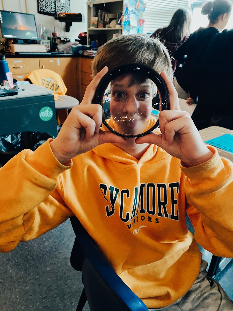 Yayyy for science stations! We’ve been exploring light refraction and reflection with microscopes, telescopes, lenses and more! 🔭🔬 @EHGreeneSchool