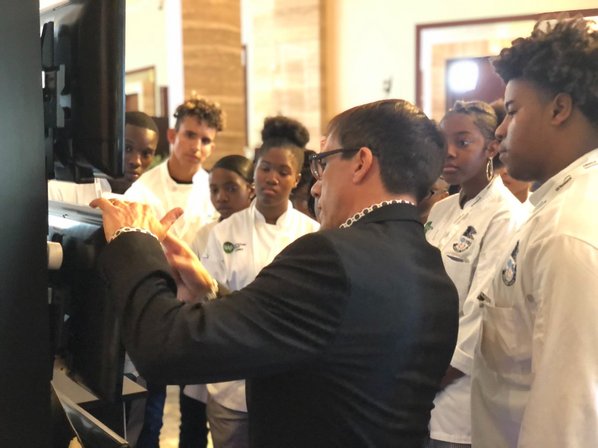 OracleFoodBev's tweet image. Today #OFBConnect20 attendees were joined by @FRLAnews @ProStart students who had the opportunity to demo our solutions &amp;amp; network w/ industry leaders in speed mentoring sessions. #OracleFoodBev is a proud partner of @NRAEF &amp;amp; we love helping to support the #FutureofRestaurants.