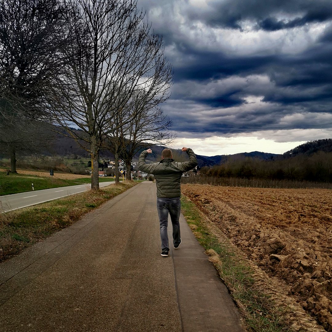 vamfitteam's tweet photo. Ein #Spaziergang an der frischen Luft geht immer. Auch bei schlechtem Wetter🌧 kann man neue Kraft und #Energie 🔋💪😀 für den nächsten Tag tanken! 

#motivation #positiveenergy #power #yeswevam #vamfitteam https://t.co/0Z4qdx9d9l