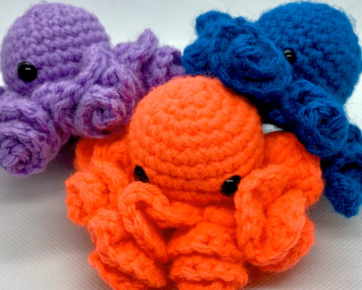 Shmallish's tweet photo. Oh hey it’s #VisibleWoman #VisibleWomenDay! I crochet amigurumi and do pet portraits! But also draw for funzies. #ArtistOnTwitter #artist https://t.co/TVWxEsMalf