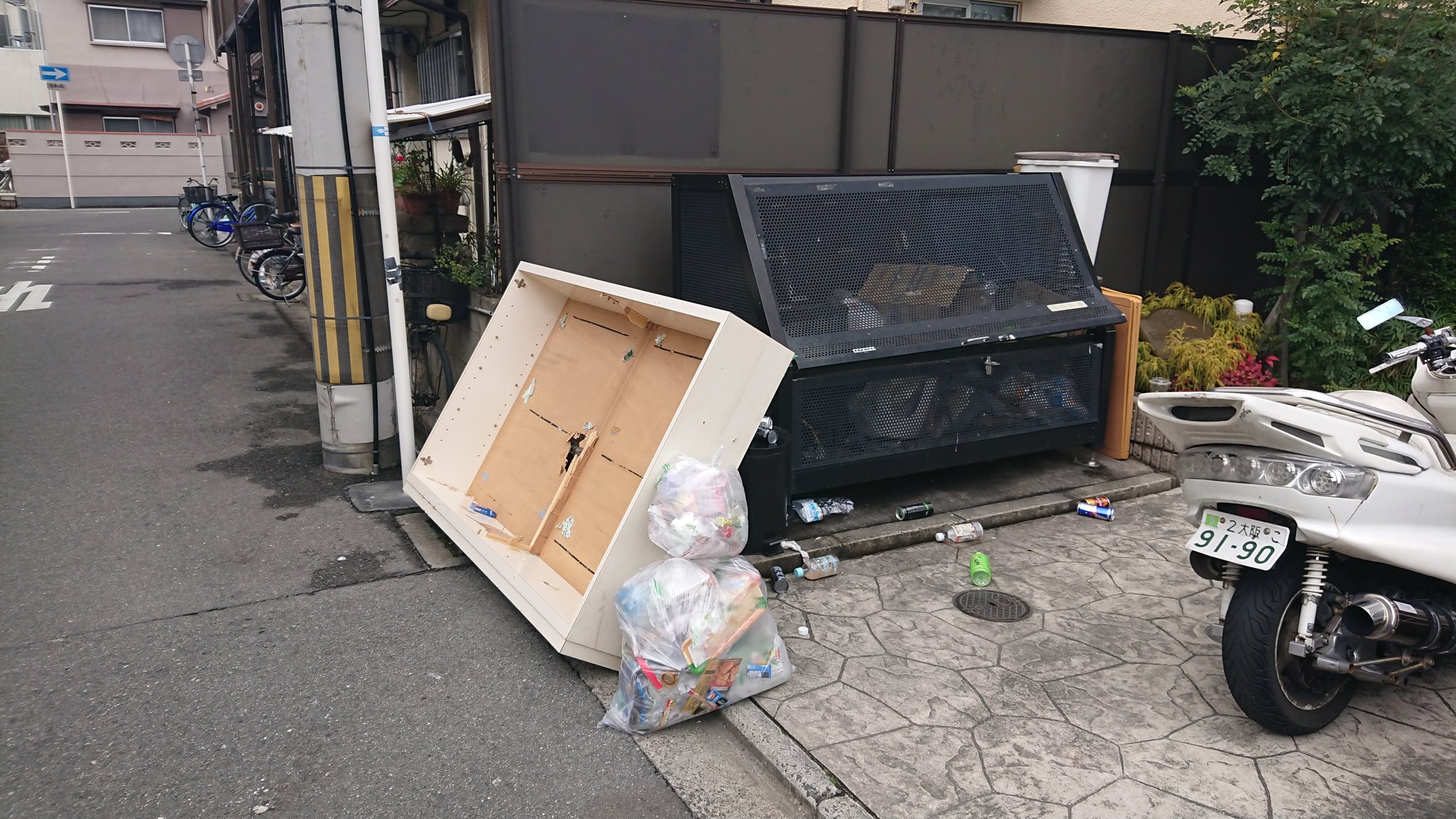 さわっち 画像が荒いですが私が住んでるアパートのゴミステーション 外部のバカどもがゴミを捨てに来てます 今朝見たら冷蔵庫捨てられてました もう我慢できない 前に大東建託に連絡したけど動いてくれない いい加減に動け大東建託とオーナー もう