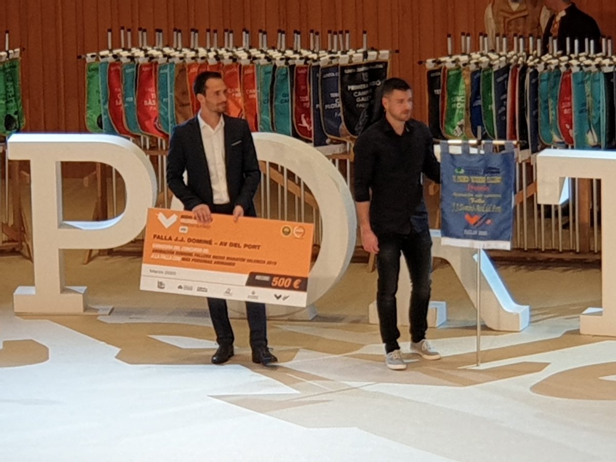 maratonvalencia's tweet photo. Hoy hemos entregado los premios del #RunningFallero del #maratón y @MedioMaratonVLC a los más rápidos y las mejores animaciones ee @JCF_Valencia #esportsJCF https://t.co/N5eSPlcyo5