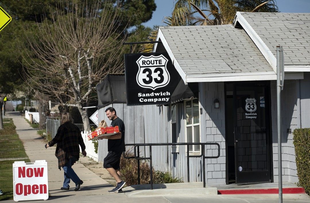 buff.ly/2TqX2Gy Along a scenic highway, a road map of California’s hopes and anxieties.