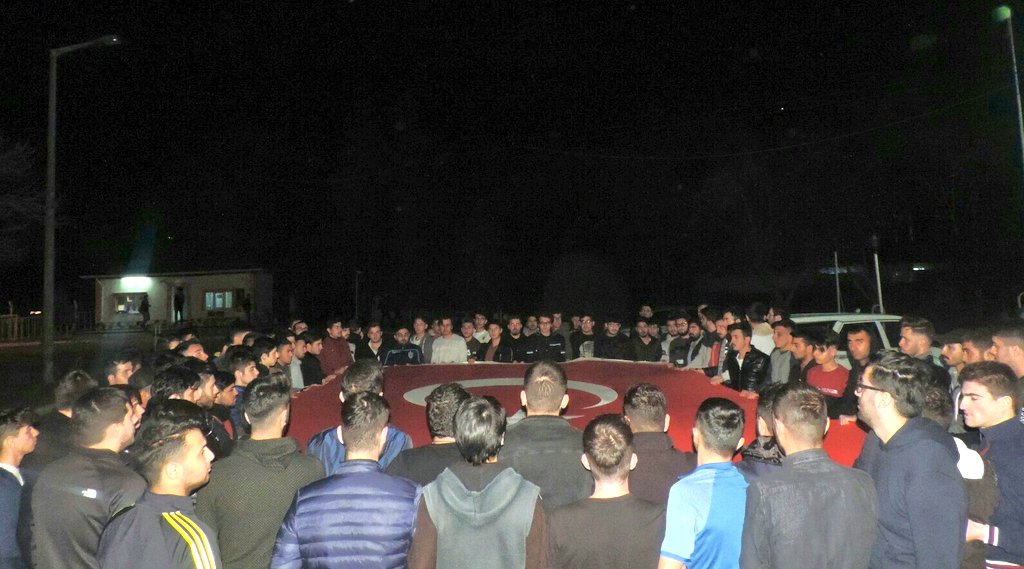 "Şehitler tepesi boş değil,
Biri var bekliyor.
Bir öldükçe, bin diriliyor..."

İl Müdürlüğümüze bağlı yurtlarımızdaki öğrencilerimiz ışıklarla TSK yazarak ve Ay Yıldızlı Bayrağımızı açarak Mehmetçiğimize destek oldu 🇹🇷
#BaharKalkanı
#KYKMehmetçiğinYanında
#MehmetçiğinYanındayız