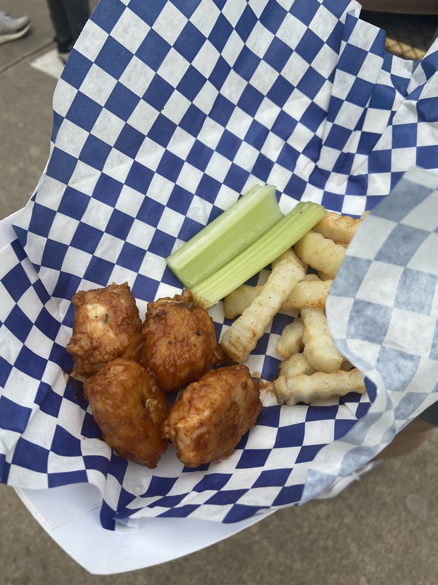 brandon_evans2's tweet photo. Food Trailer @ Wiley this week! Today was boneless wings with student choice of sauce. The honey bbq was awesome! @cnslisd #thisisWMS @CNSteve_Smith https://t.co/s7A6Lwv2Ph