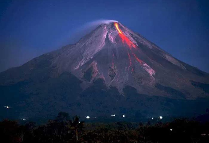 PrensaLatina_cu's tweet photo. El volcán #Merapi arrojó  cenizas a seis mil metros de altura y forzó a las autoridades de la provincia indonesia de #JavaCentral a declarar el estado de precaución, segundo en una escala de cuatro. https://t.co/OJLLpZU4aX https://t.co/DzpToYUDW7