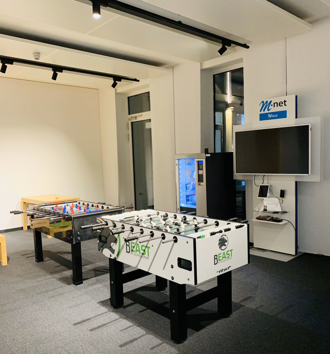 DeniseHeising's tweet photo. Today‘s #GlobalAfterwork is @MNet where Heike Leise & Nora Wittmeier filled us in with all the details on the future of #digitization. Thx to #Mnet @gd_women @BiaLorenzen 🌟👍🏻 #GDWinMUC #GDWxMnet https://t.co/fXN1pr6pgC