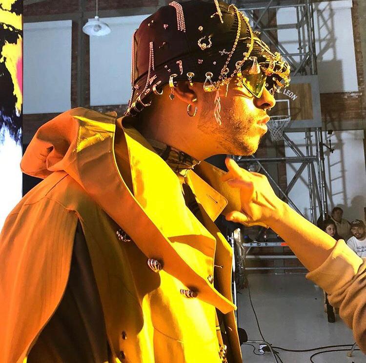 abierto_cdmx's tweet photo. ¡Felicidades a Edgar Aguilera!
Bad Bunny vistió el look Apolo, parte de su colección LE ROI SOLEIL, presentada durante el #AMDPopular, durante la presentación de su nuevo disco #yhlqmdlg.
¡Ye, ye, ye, ye, ye, ye! 🔥🔥🔥 https://t.co/lW50QAas0c
