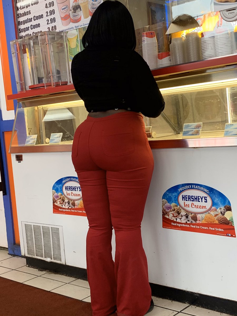 AmberJalane_'s tweet photo. In the hood ordering chicken ๐ & shrimp ๐ค๐ #BBwsMatter #Chocolategirls https://t.co/99YszkW10c