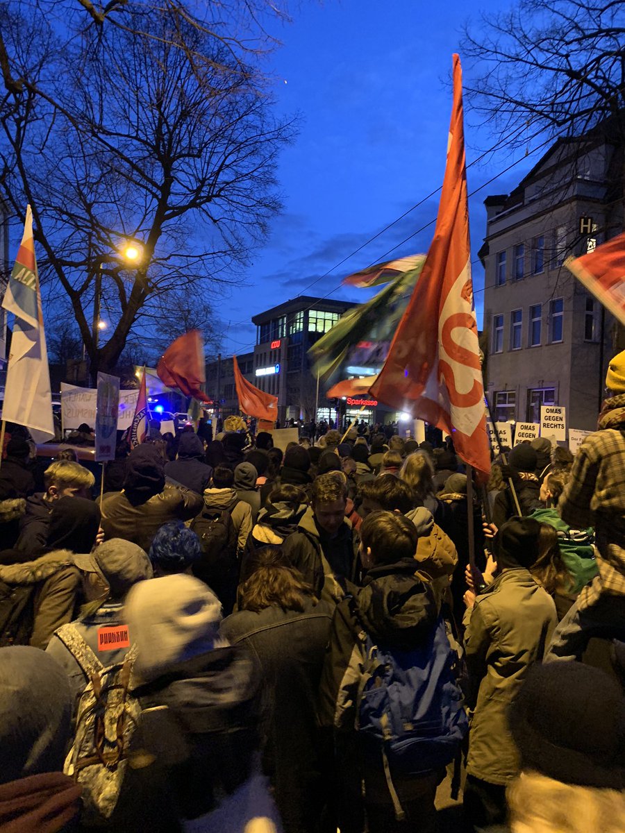 BgR_Weimar's tweet photo. Dank an alle, die heute in #Erfurt für #Antifaschismus demonstriert haben! Danke an die Engagierten von @real_plaetzef für die Organisation! #ef0303 #noAfD #gemeinsamgegenrechts https://t.co/6CZJEoo5BY