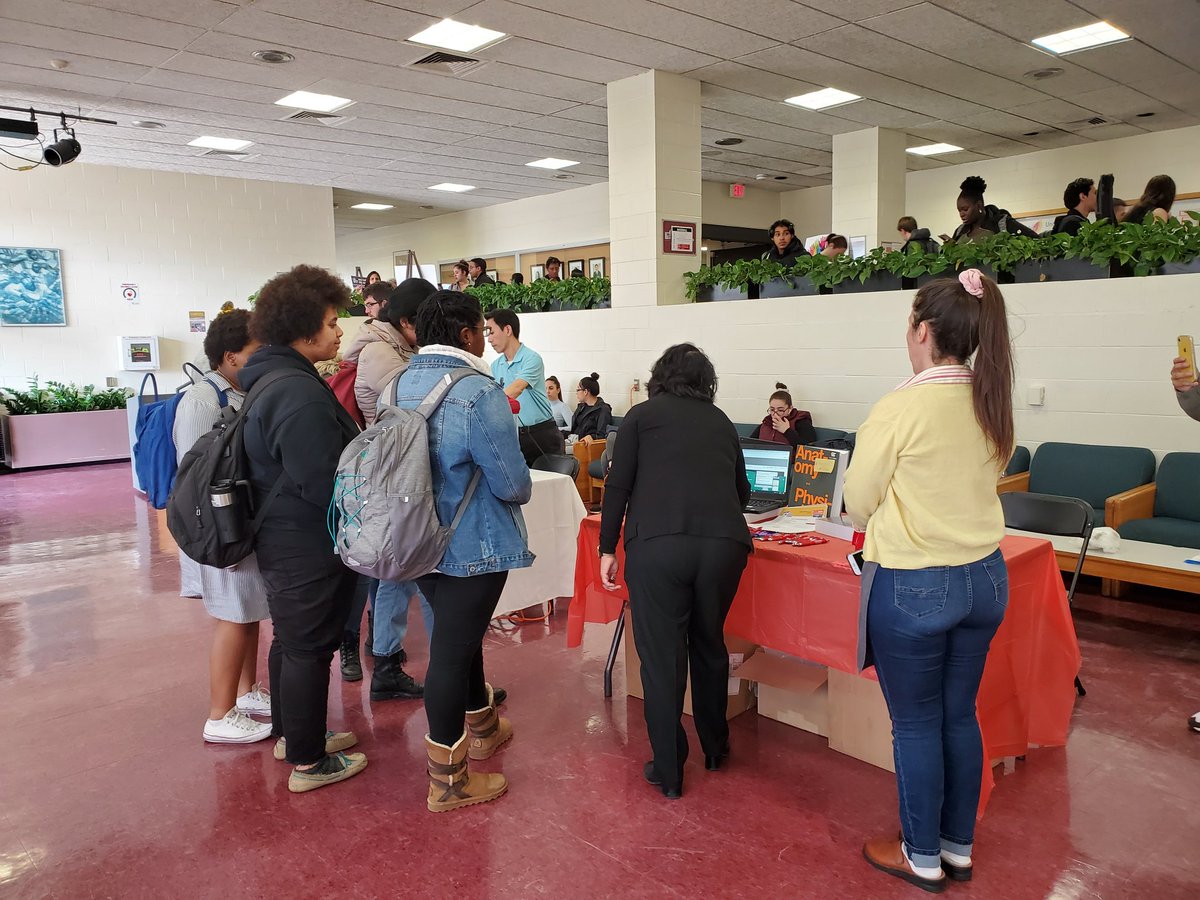 CeitDeVitto's tweet photo. BHCC students learning how OER can save them money on textbooks #OEWeek2020 #OpenBHCCBoston https://t.co/yvWLTggCl8