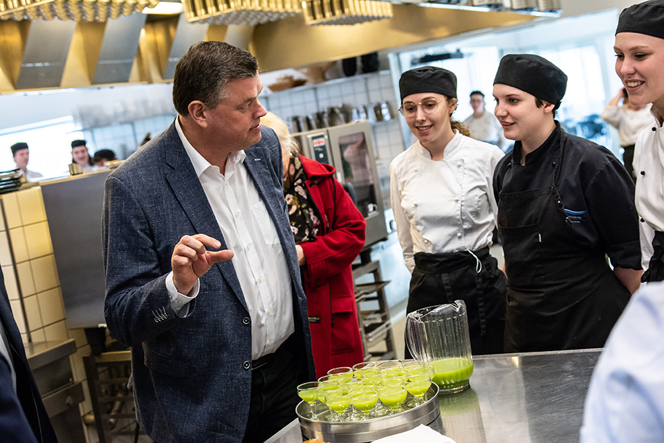 Verdens fødevareudfordringer skal bl.a. løses i laboratoriet og i køkkenet. Som UNESCO Verdensmålsskole er det også noget, vores elever arbejder med. De var derfor stolte over at vise deres projekter frem, da <a href="/MogensJensenS/">Mogens Jensen</a> lagde vejen forbi Tradium. bit.ly/38fU2C9