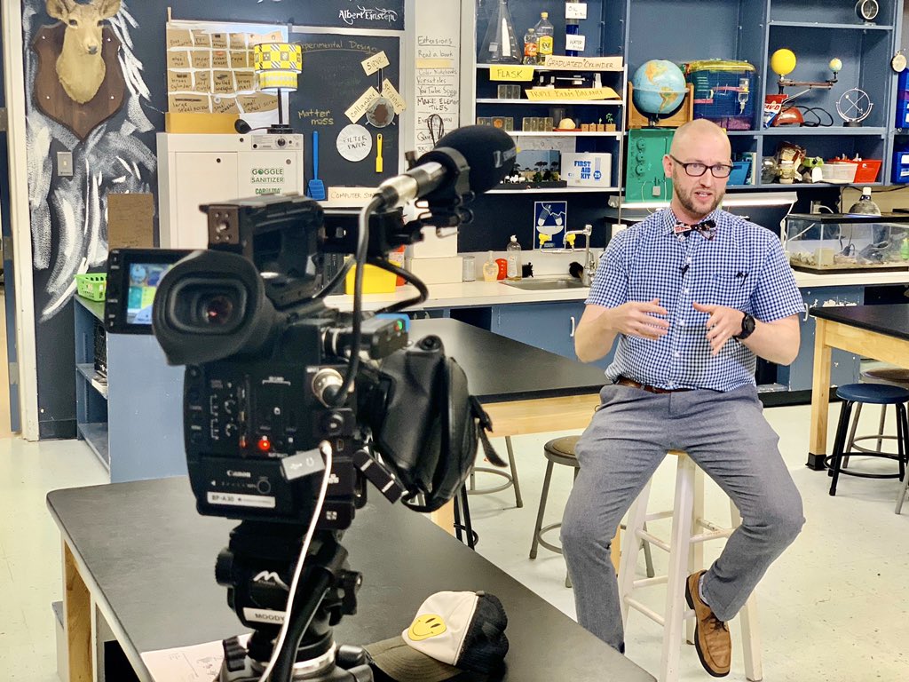DorinaCG7's tweet photo. Meet Mr. Coppes from Ashford ES! He is one of our @alliantgroup @HoustonISD Elementary Science Teacher Award finalists! He is dynamic and his class is just a blast! 📓🧬👨‍🏫 #alliantgroupGivesBack @CaseyWeather @Dhavaljadav02 @HISD_ElemSci @DonelleWilliams https://t.co/l6mVBxJQPL