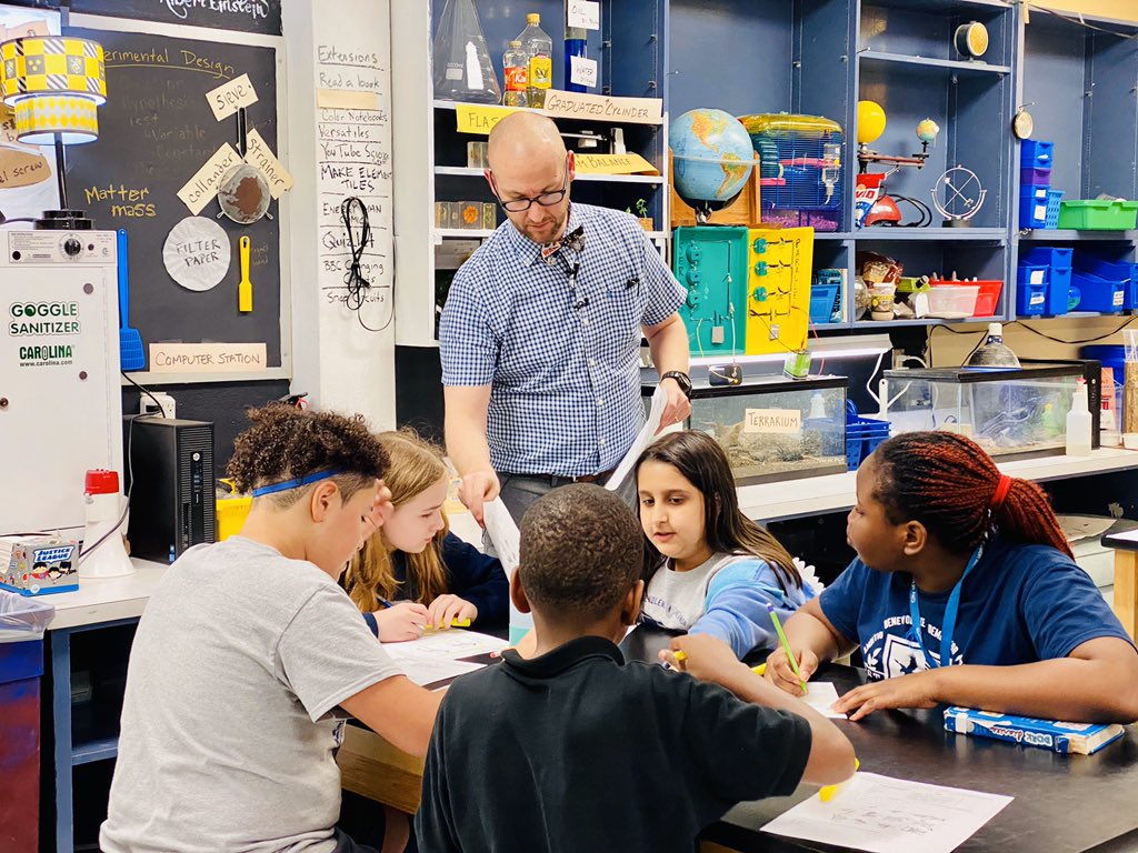 DorinaCG7's tweet photo. Meet Mr. Coppes from Ashford ES! He is one of our @alliantgroup @HoustonISD Elementary Science Teacher Award finalists! He is dynamic and his class is just a blast! 📓🧬👨‍🏫 #alliantgroupGivesBack @CaseyWeather @Dhavaljadav02 @HISD_ElemSci @DonelleWilliams https://t.co/l6mVBxJQPL