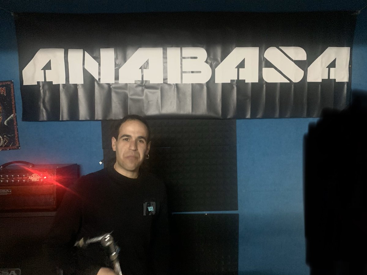 AnabasaBand's tweet photo. AQUÍ ESTÁN LAS NUEVAS!! Nueva incorporación en Anabasa.Por problemas de curro y demás mierdas, nuestro bateria Mikel, tuvo que marcharse y dejarnos solos. Pero ya tenemos nuevo integrante en el grupo. También se llama Mikel y es una puta máquina. Un placer presentarlo. https://t.co/4dhzQz83rK