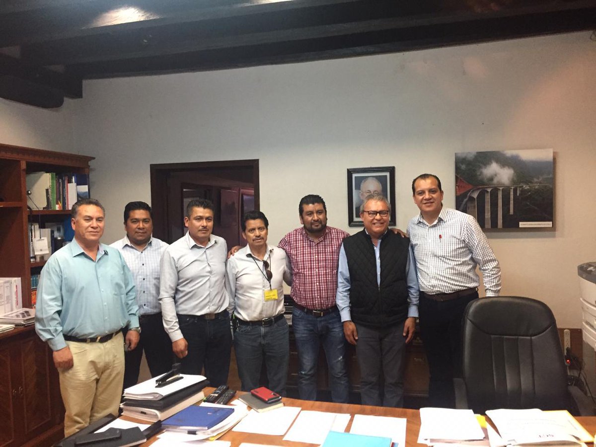 Nos reunimos varios amigos presidentes para sostener una reunión de trabajo con el Director del Centro SCT en #Puebla, el Ing Ricardo Alarcón Abarca, con la finalidad de gestionar y atraer más recursos para nuestros municipios, como  #TetelaDeOcampo.