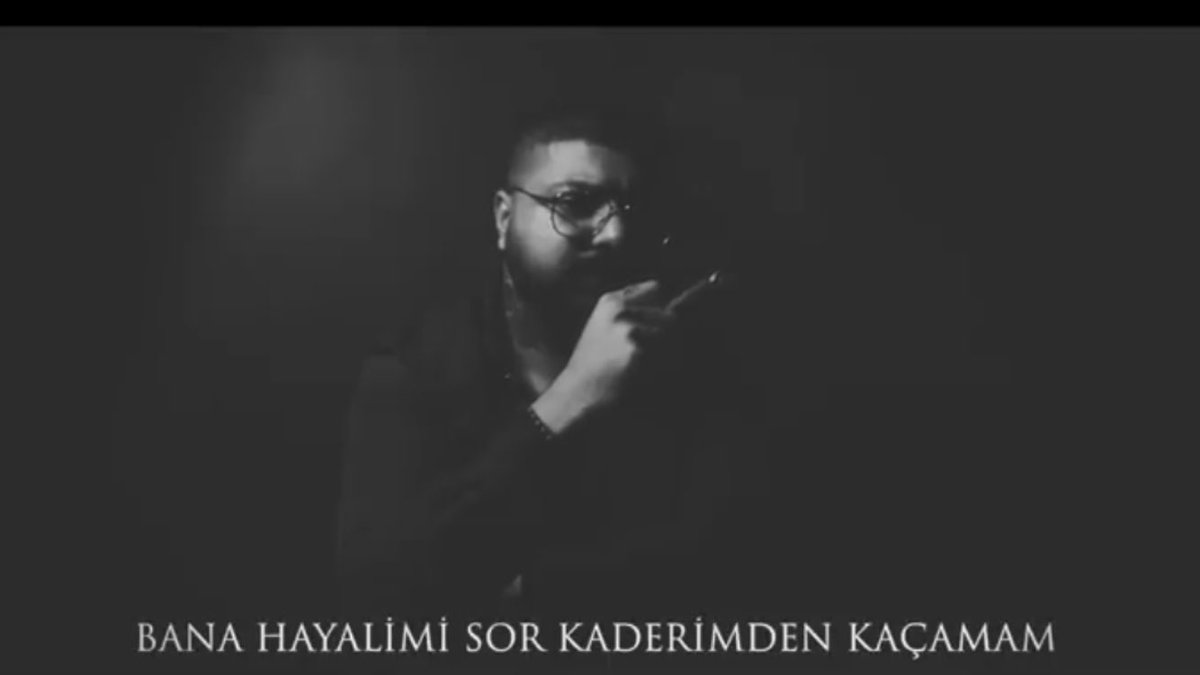 Tüm şarkı sözlerin böyle çerçevelenip asılması lazım. @AyazOfficiel