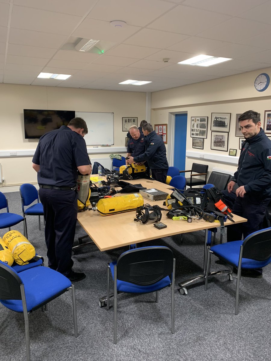 TenbyFire's tweet photo. BA training for the 4 newest Firefighters in readiness for their course in April #BAShuffle https://t.co/cWxAyqnPVx