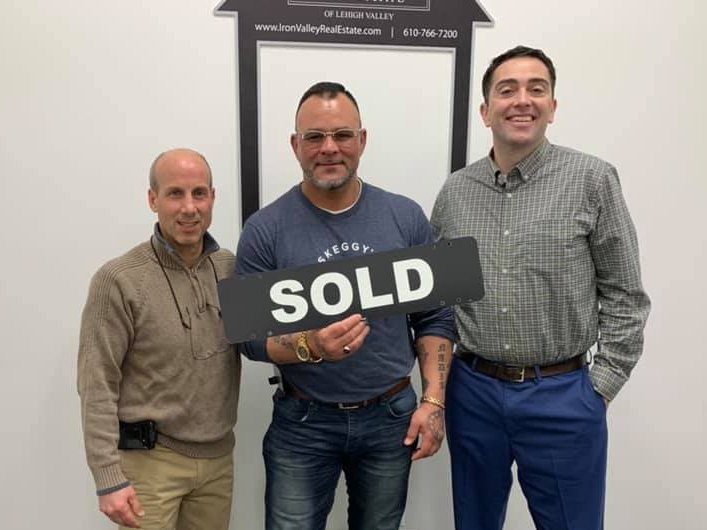 WaltonBattTeam's tweet photo. CLOSING DAY FOR ORLANDO WHITE!! Your second property with The Walton and Batt team!￼￼ Thank you Sean Eagan from caliber loans for making this such an easy transaction!￼ Reach out to to the Walton and Batt team for any of your real estate needs! ￼ https://t.co/RLNO04FqL6