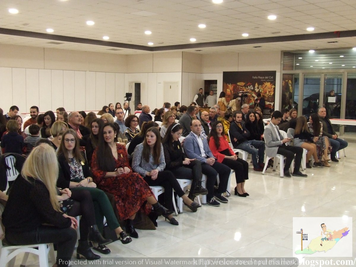 CorredorFalles's tweet image. 📷de l'acte de presentació del📖"El Cid a escena" de la Plaça del Cid el passat divendres al seu ampli casal el més gran d #Algemesí #Falles2020 #RiberadelXúquer #Falles #法雅节 #Фальяс #Llibrets #Art #Teatre #Cinema #Cultura facebook.com/pg/CorredordeF…