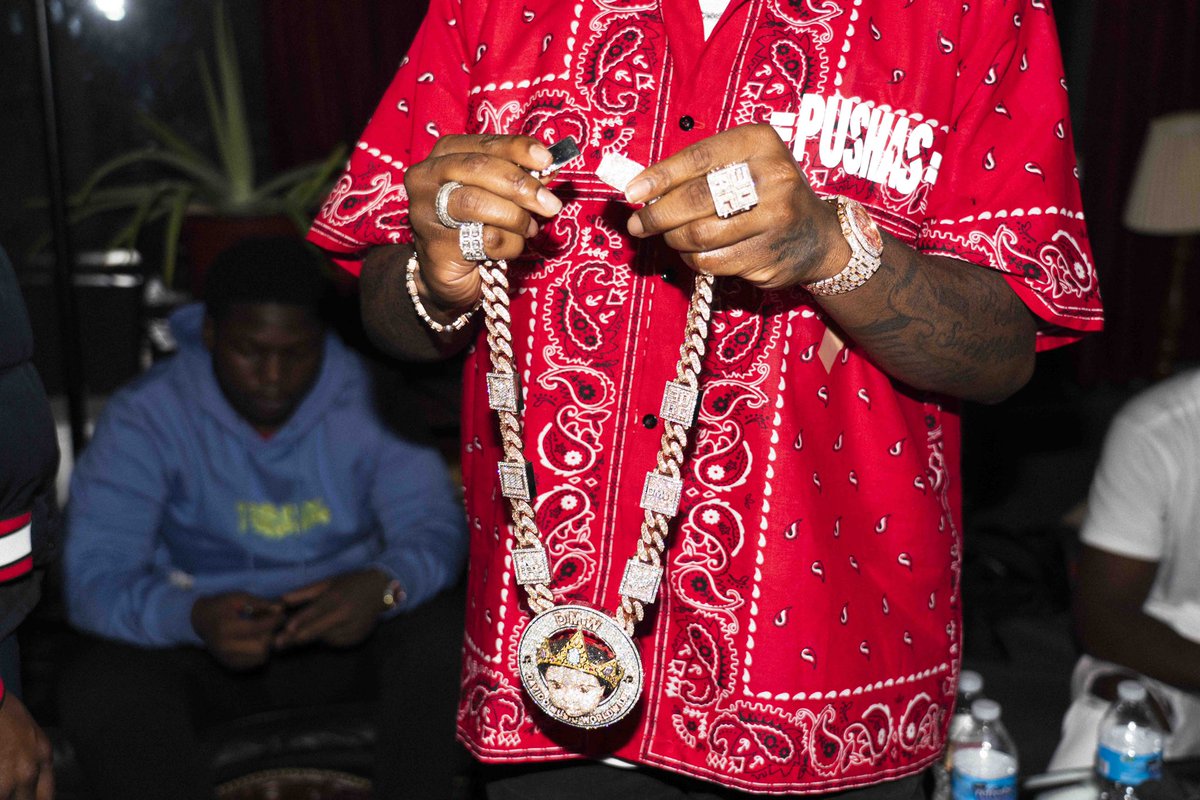 davido's tweet photo. Seattle made me realize who I really am!! A KING!!! https://t.co/YiofiO9mHq