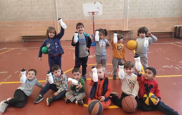 cblamojonera's tweet photo. Los más pequeños del club #ferva aprenden la importancia de las “3 R” reciclar, reducir y reutilizar.
Están encantad@s con sus botellas reutilizables. @AlmeriaFAB #basketSOStenible #creciendojuntos #orgullomojonero https://t.co/0iTHbPEtpy