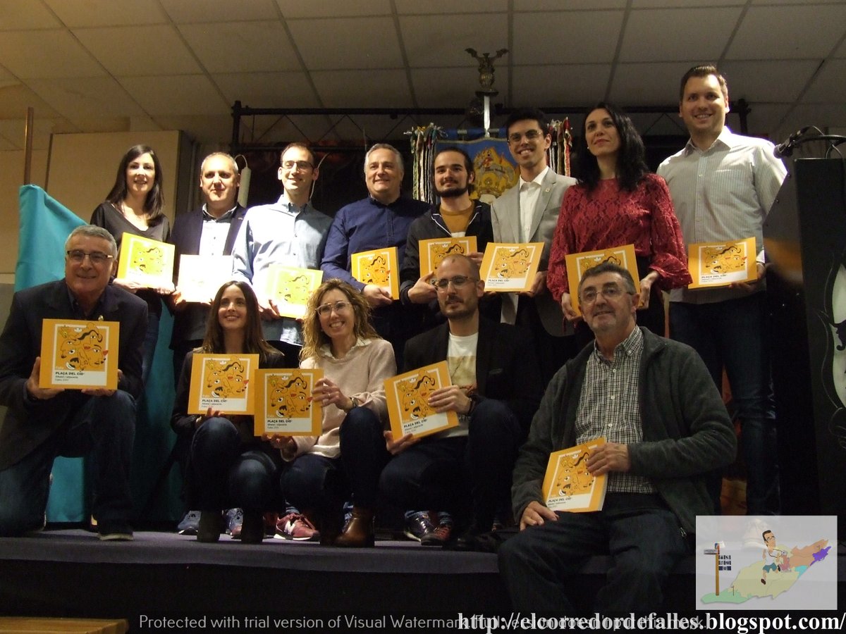 CorredorFalles's tweet image. 📷de l'acte de presentació del📖"El Cid a escena" de la Plaça del Cid el passat divendres al seu ampli casal el més gran d #Algemesí #Falles2020 #RiberadelXúquer #Falles #法雅节 #Фальяс #Llibrets #Art #Teatre #Cinema #Cultura facebook.com/pg/CorredordeF…