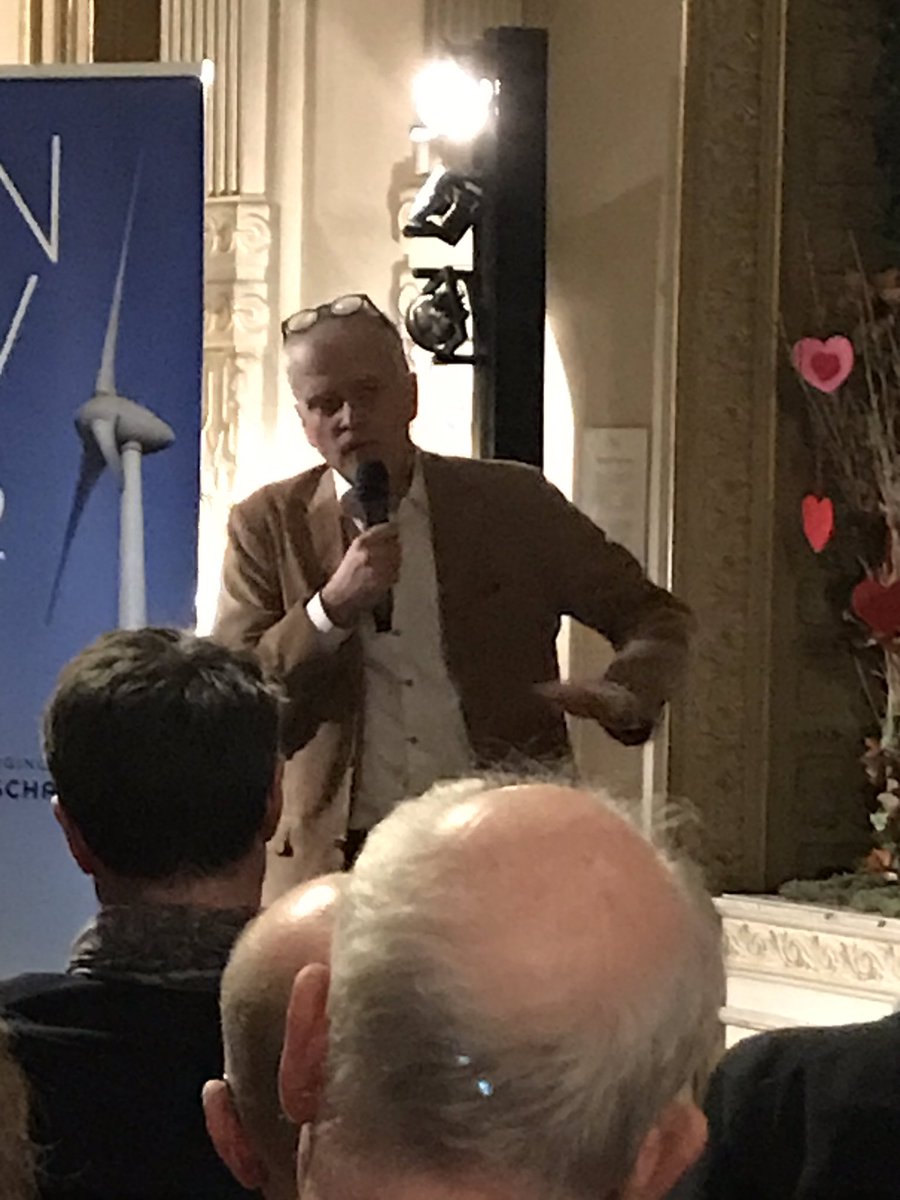 WalterEevers's tweet photo. Het begrip #compromisvrede helder uitgelegd door prof #vangoethem @UAntwerpen en op applaus onthaald door #hasselt #leesgezelschap https://t.co/kLUIifWA0Z