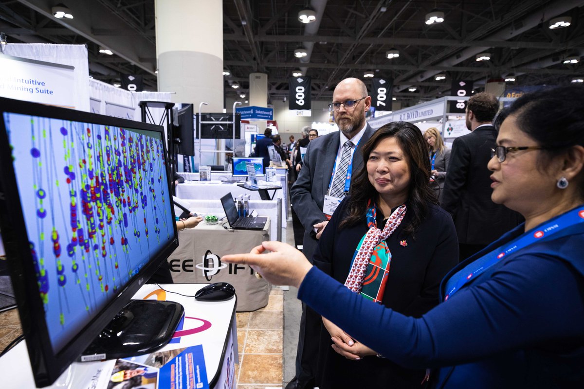 CommerceCanada's tweet photo. La ministre Ng s’est entretenu avec un éventail de PME canadiennes qui exportent des services et des équipements miniers à l'étranger, notamment @MacLeanEng, @Actlabs, @ThreedifyInc, @DundeeCorp, @CypherEnv, @McCueEng, @EcoTech_Canada, entre autres. #SupportonsNosPME #ACPE2020 https://t.co/HmOjOsPKhp