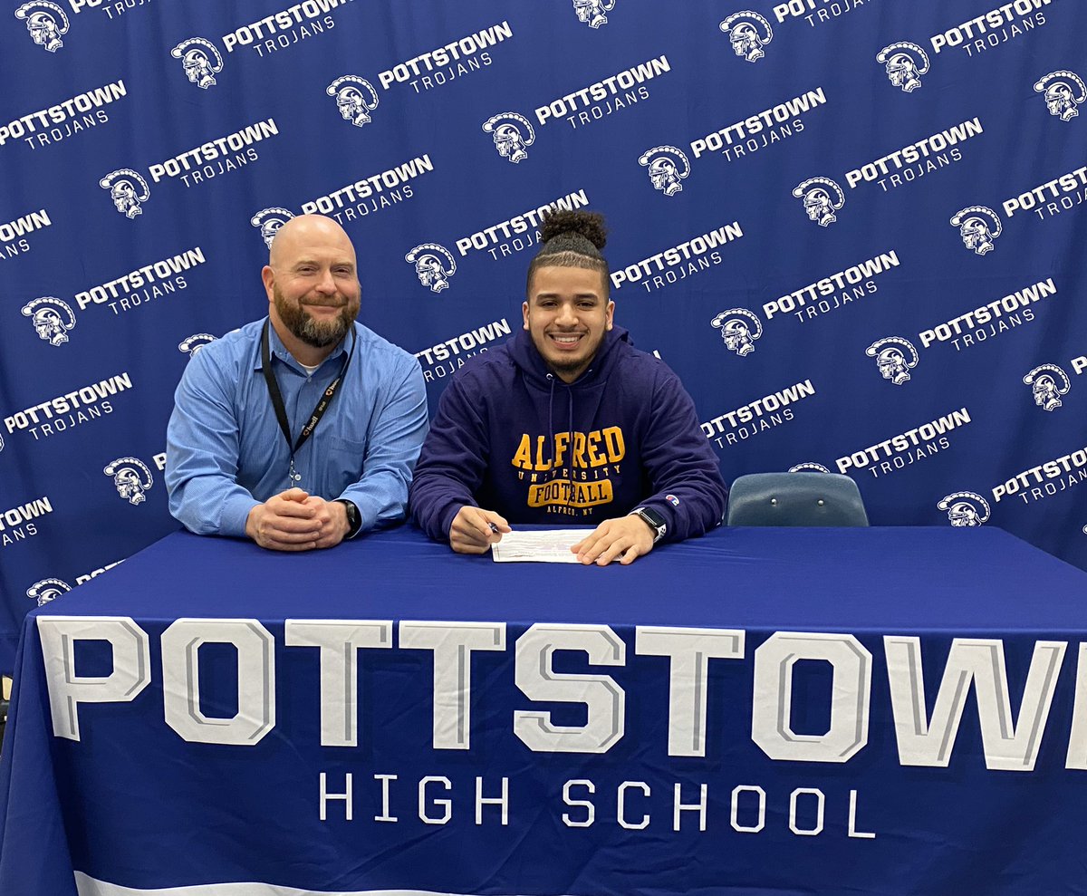 BerryBBritasha's tweet photo. Congrats to my brother on officially accepting an offer to play football at Alfred University #futuresaxons #football https://t.co/RvtP8gxE6n