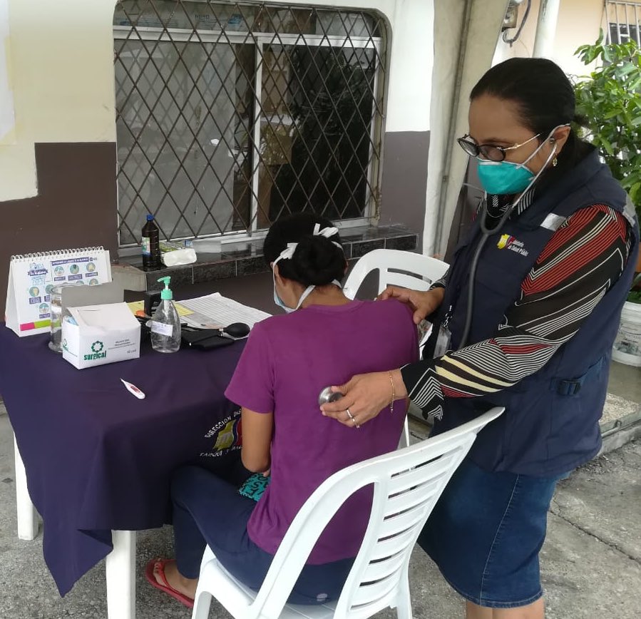 Salud_Guayas's tweet photo. Directora Distrital @SonniaPincay1 realiza monitoreo de implementación de Triaje respiratorias en las Unidades Operativas del #Distrito09D09 #Chongón #PuertoHondo #PuertasDelSol #VíaALaCosta #SaludParaTodos #PrevenciónEsSalud #ActivadosPorLaSalud https://t.co/JcEhjVAoSS