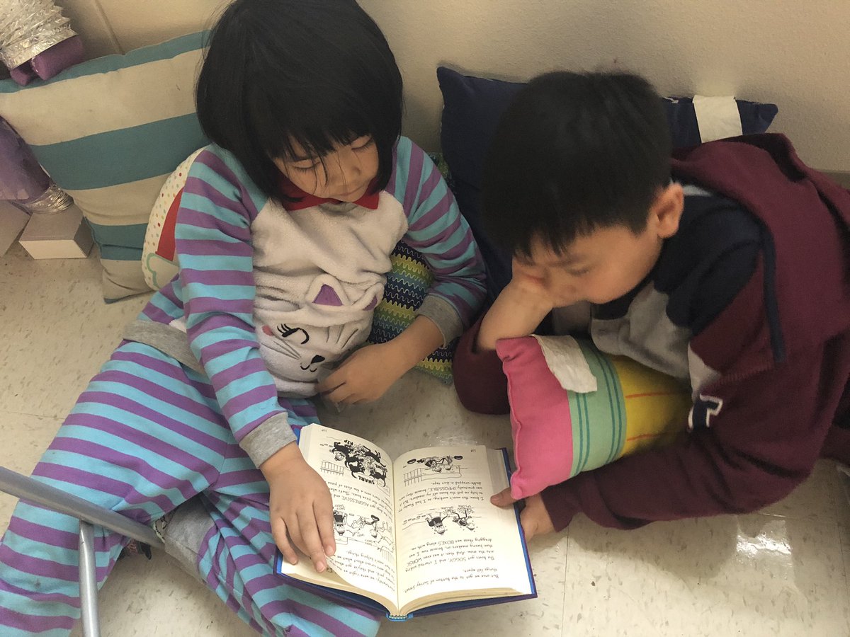 judy_alderete's tweet photo. The kids really enjoyed cozying up with a good book while flashlight reading. Thanks for the awesome idea @librariancbrook!#ReadAcrossAmerica @BeaverMST_Stars https://t.co/O3xPtRI2f4