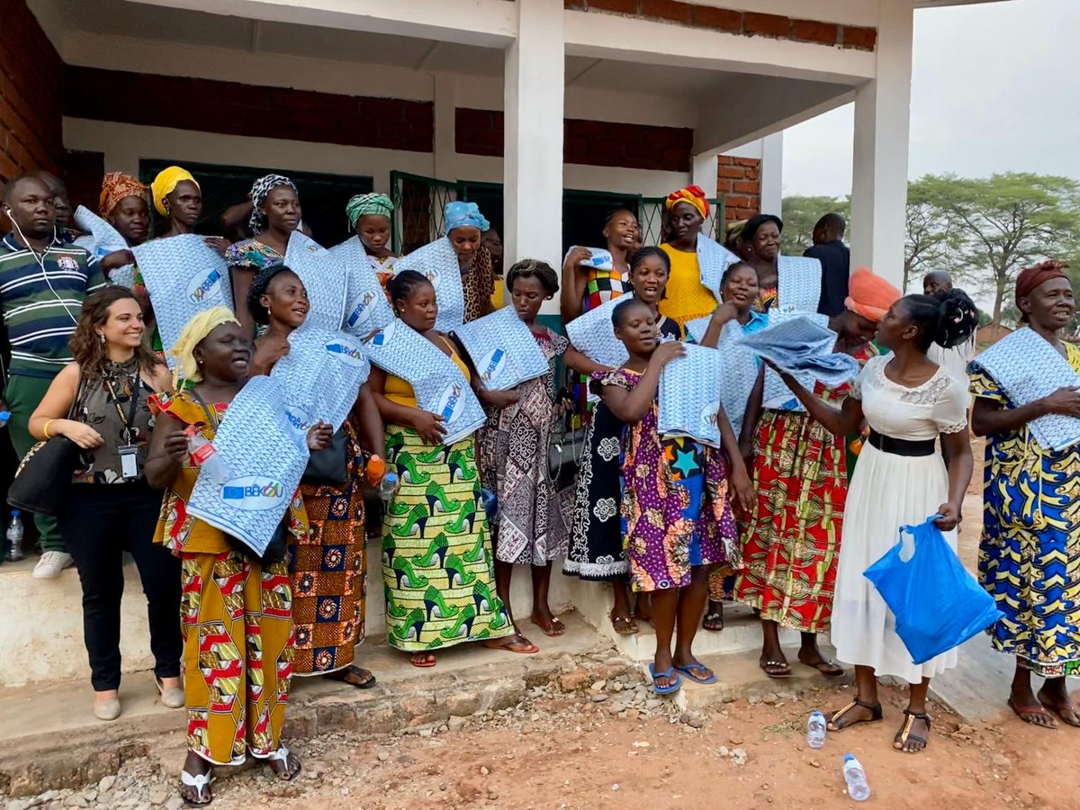 MomoChikh's tweet photo. Visite ministre Promotion Femme et ambassadrice @UEenRCA des réalisations du fonds #Bekou. Centre autonomisation femmes @theIRC #CASEF Ouango Bangui #RCA https://t.co/uqcSU1GYPL