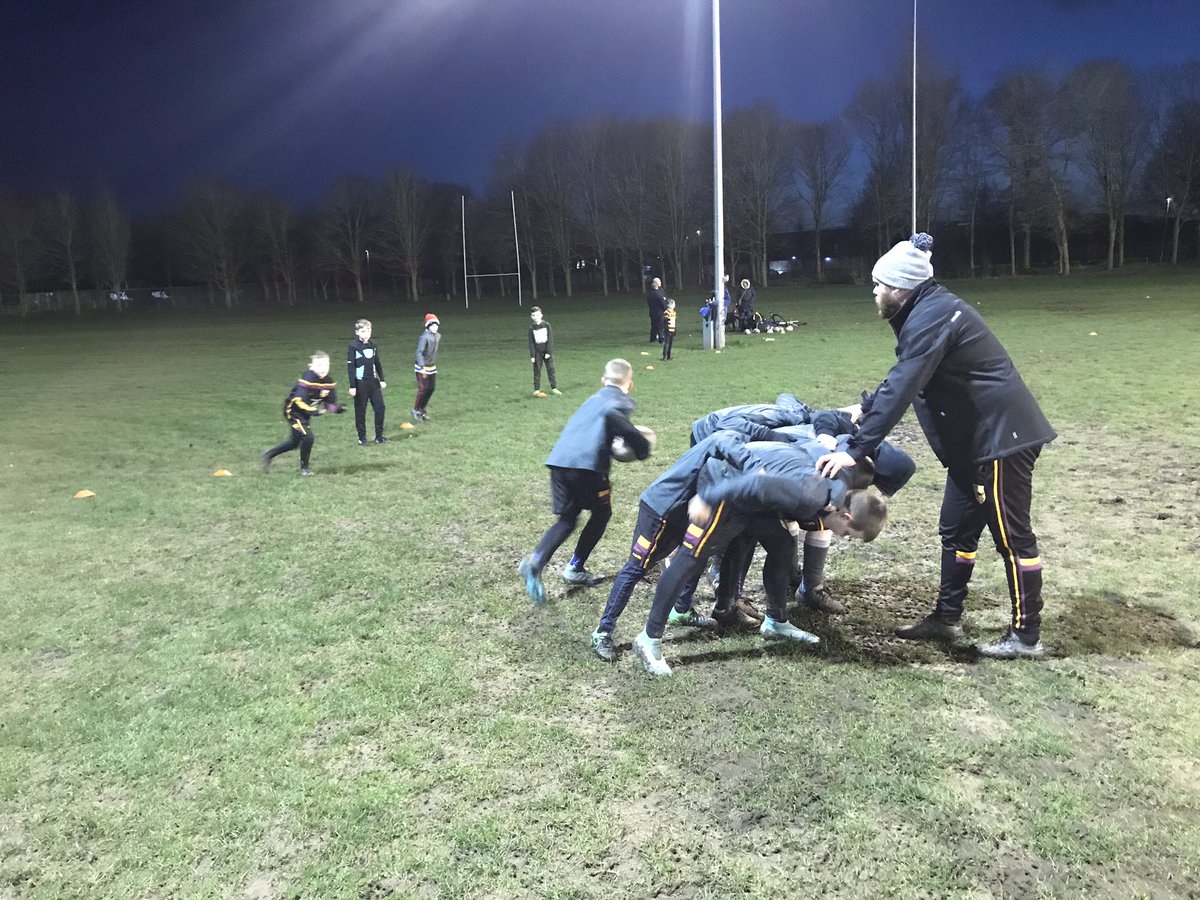 LGGiants2016's tweet photo. Another great session and turn out tonight 😁 always great to see new players down even tho a few lads we’re missing things are coming along great 😁👏🏻🧡🖤🏉👌🏻 #UpTheGiants #OneClub https://t.co/pvHfr6hRJ7