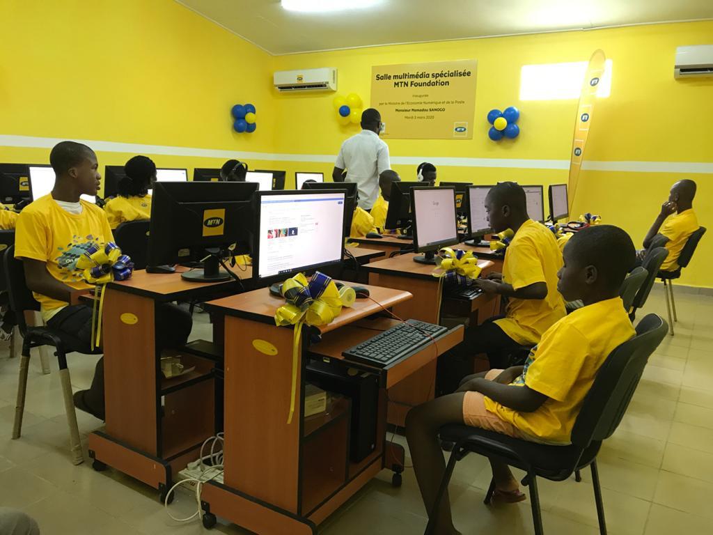 aboukam's tweet photo. La compagnie @MTNCotedIvoire à travers sa fondation a procédé à la remise de la salle mutimédia spécialisée aux pensionnaires de l'Institut des Aveugles à #Yopougon avec  21 ordinateurs  plus 1 imprimante brouille et une connexion internet... #Civ #Civedu  #BienEnsemble #MTNCI https://t.co/k7jriQUcRH