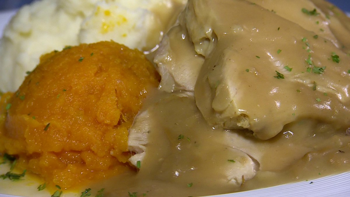 Chronicle5's tweet photo. Whether it's chicken pot pie, steak tips, or an old-fashioned turkey dinner, Ted Reinstein tells us at this old-school hotel and restaurant in his hometown of Winthrop, comfort food is the name of the game. @anthonyeverett @shaynaseymour 7:30 #wcvb https://t.co/RVgrnUXZGi