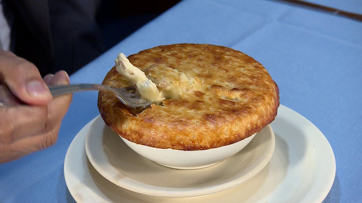 Chronicle5's tweet photo. Whether it's chicken pot pie, steak tips, or an old-fashioned turkey dinner, Ted Reinstein tells us at this old-school hotel and restaurant in his hometown of Winthrop, comfort food is the name of the game. @anthonyeverett @shaynaseymour 7:30 #wcvb https://t.co/RVgrnUXZGi