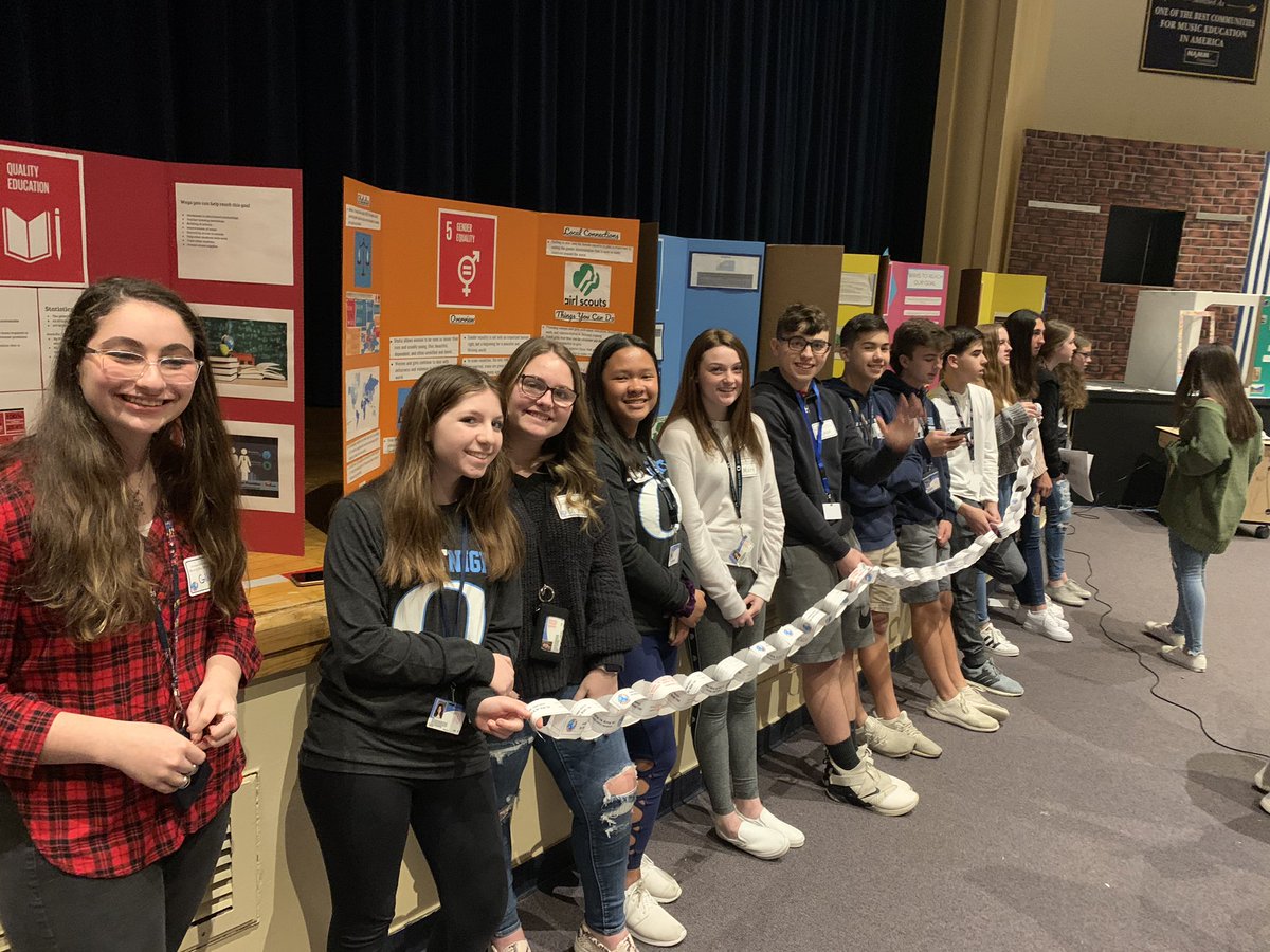 TrongardOHS's tweet image. It was inspiring watching 10th and 11th grade students collaborate with 5th graders to create the #WorldWeWant today @jfrasca2 @MitchBickman @DrZiro @ZoeWeil #solutionaries