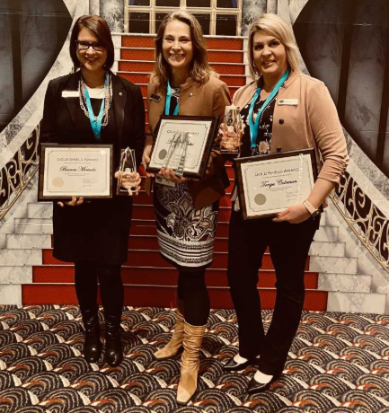 BestPhotosFilms's tweet photo. Community Service Excellence Awards - Adult Financial Education Teachers team from Michigan #FMBRoar2020 
Amanda Phebus
Kassie Nipper
Bianca Mirisola
Tonya Coleman https://t.co/3hOXrChuWS