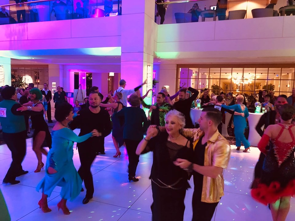 🕺Monday Night Fever is BIGGER and BETTER!
✅MORE ROOM:
Our dance floor has increased to 1,000 sq. ft.!
✅MORE DANCING:
Now including Nightclub Cha Cha single dances!
✅MORE CONTESTS:
Join us for our "Bobble for the Wobble" Contest!
emeraldball.com/register-event…