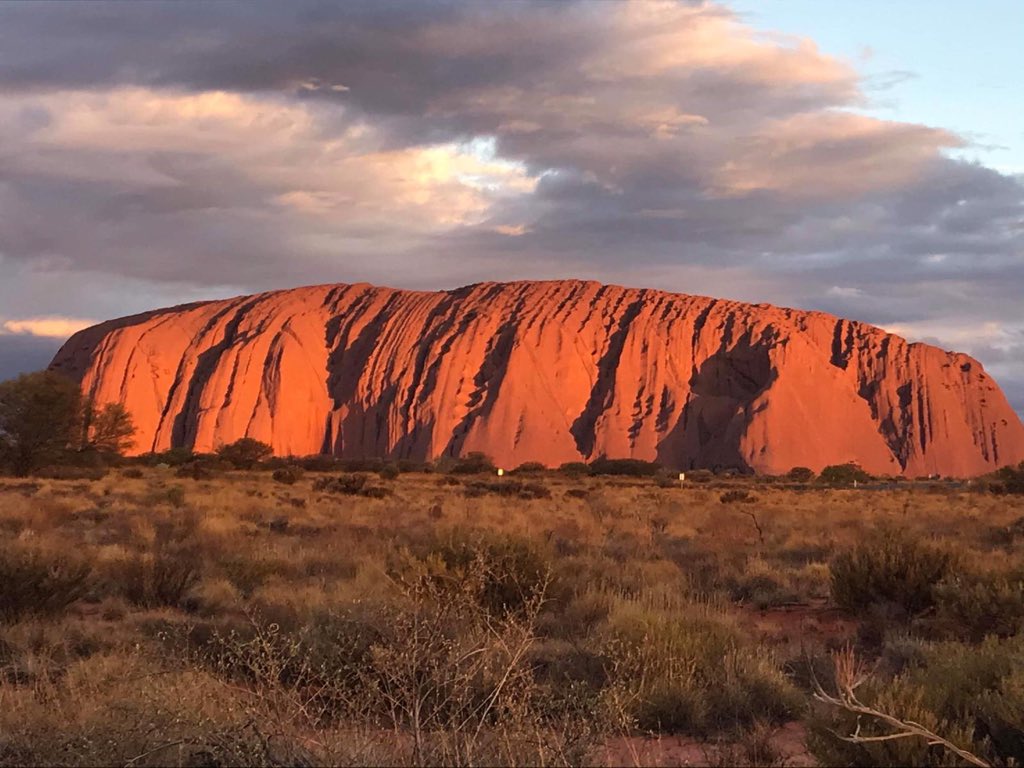 davidgawne1's tweet photo. Ayers Rock at sunset 😎 https://t.co/2fPhmqhQoF