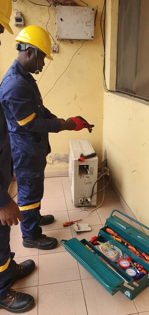 meprait's tweet photo. Our certified #Technicians at work in Magodo Brooks Estate.
Giving customers "peace of mind" is our motivation. 
Meprait team rocks! 💪 https://t.co/UvS3QGHX0f
