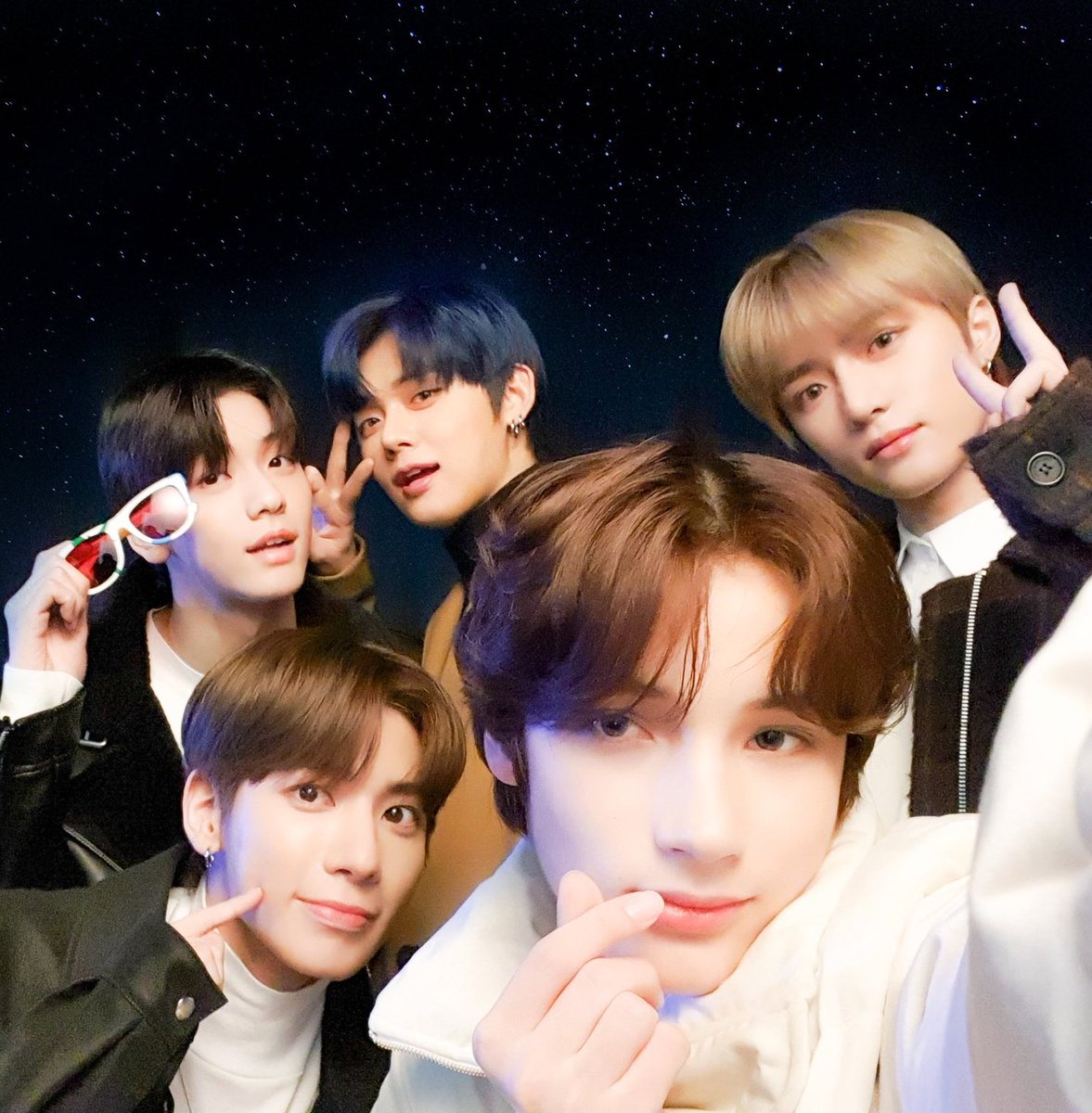perfectlyvmin's tweet photo. happy [1st] anniversary to my favorite cuties ever 🥺🌟 #OneDreamTXT https://t.co/5oTRVImFZm