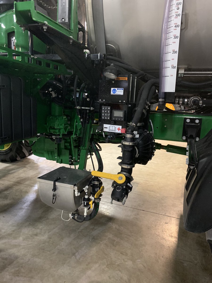 steinhausen4's tweet photo. #LS475 training. See anything dirrent? Guess how quick this will load 2000 gallons? How fast it will spray at 100 gal/ac? @AgriVisionEquip @JohnDeere https://t.co/ZIwQD8JYpF