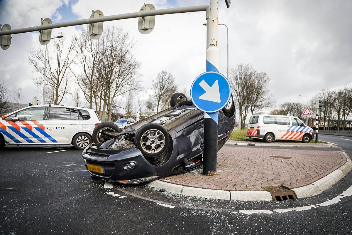 Auto over de kop op Westelijke Randweg in Haarlem Een automobiliste is dinsdagmiddag over de kop geslagen na een aanrijding op de Westelijke Randweg (N208)....