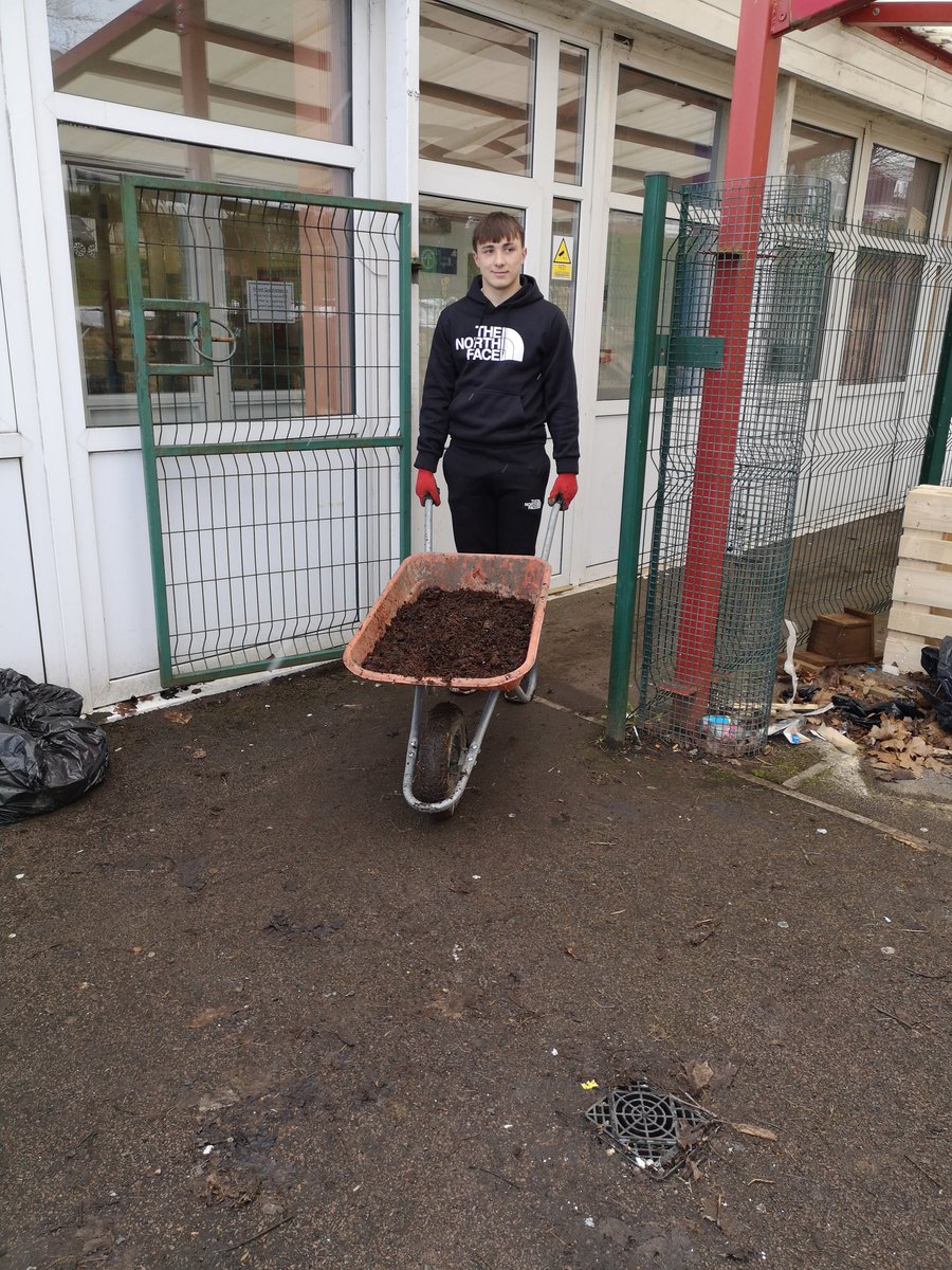 EFLC_EVE's tweet photo. Once again the young people at EVE did me proud working hard to develop our outside space. 👏👏 https://t.co/Bk3ZpSqTBr