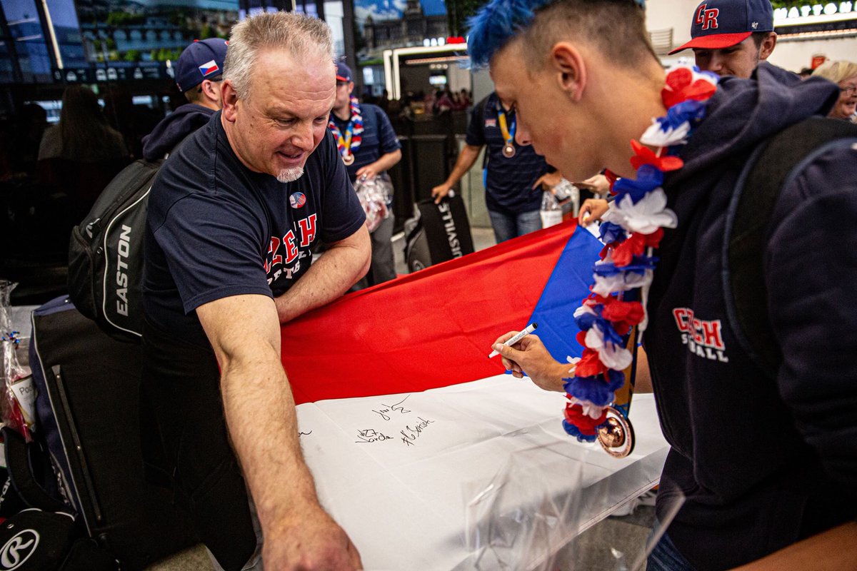 czechsoftball's tweet image. That’s how we welcome our bronze medal winners 🥳🇨🇿 #U18SoftballMWC #czechsoftball