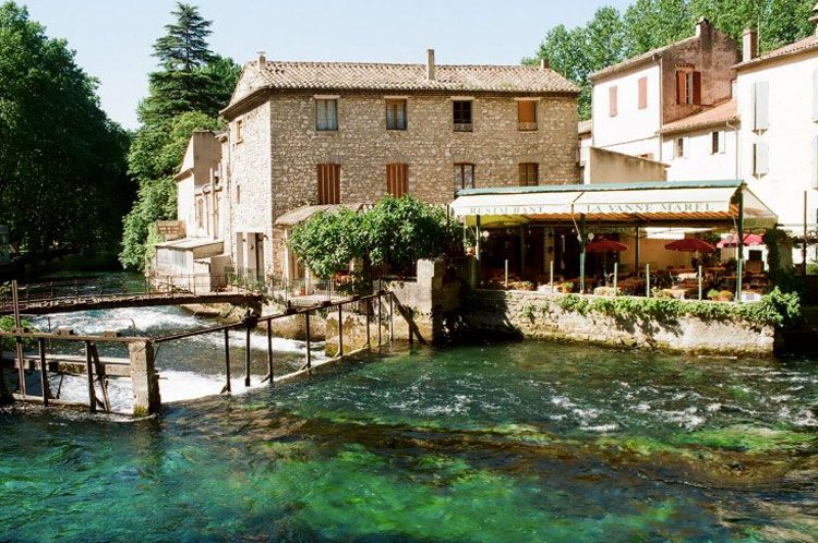 keith_vansickle's tweet photo. Fontaine-de-Vaucluse, where a beautiful river bursts forth from a mountain spring https://t.co/MBuCm6ck7j @lifefrance #welovememoirs @CRT_RegionSud @lislesursorgue @france_images https://t.co/nereEwSXjr