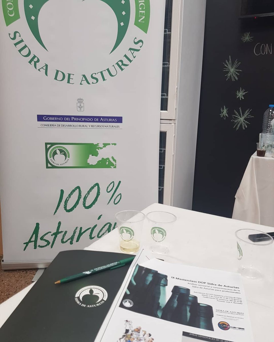 Ladygastro's tweet photo. Hoy asistimos a la IX #Masterclass
De @SidraDasturias en Aula de la #sidra de @cifphyt en @gijon donde aprendimos sobre virtudes, defectos,servicio y análisis sensorial de la #sidra Sin duda una labor muy necesaria en el sector sidrero‼
#cider #asturiancider #lasidraestdemoda https://t.co/hNNCdH0mWi